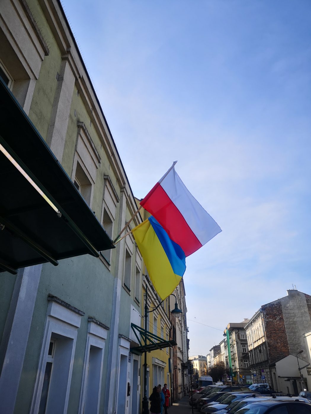 Ukrainische und polnische Flagge in Krakau