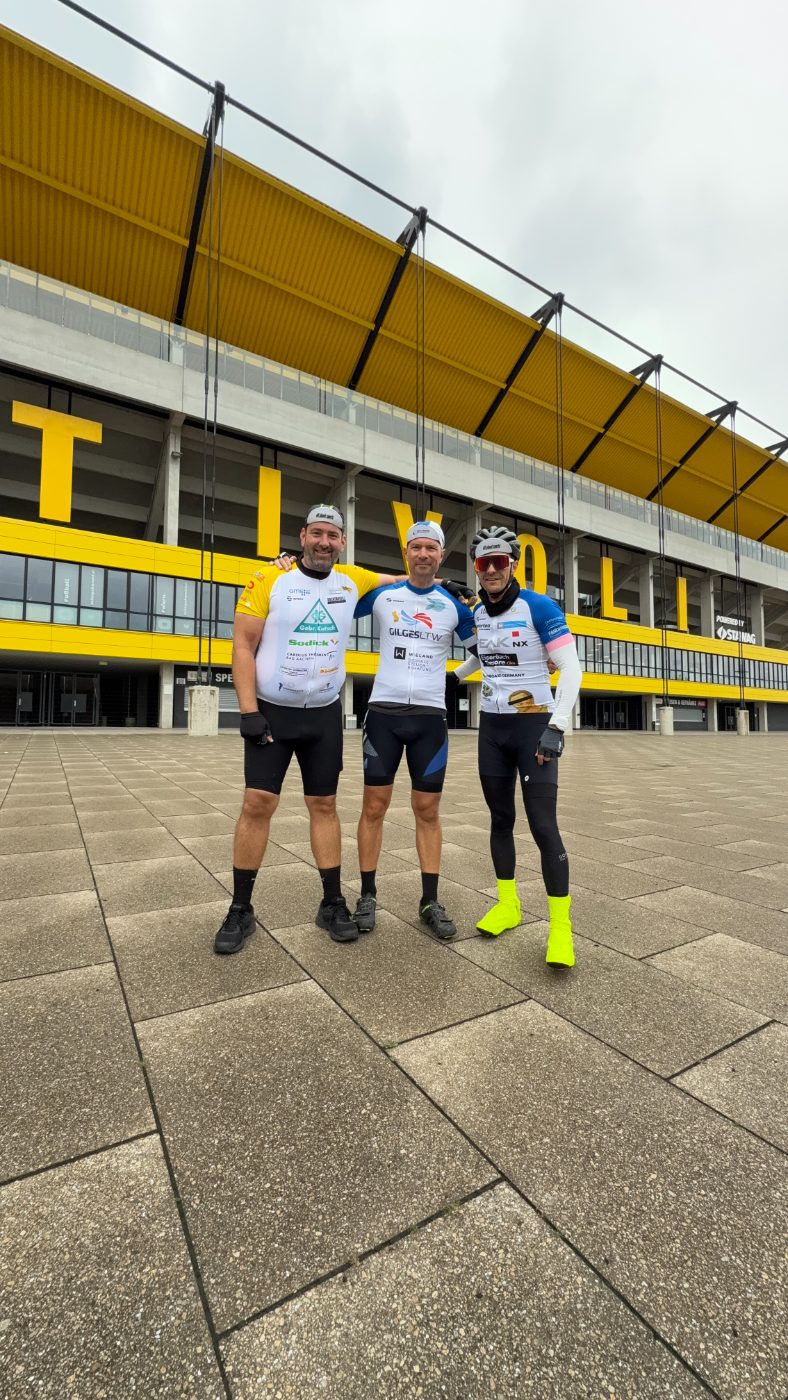 Das Team vor dem Tivoli in Aachen